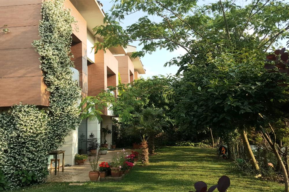 Rumelifeneri'nde Prestijli Sitede 5+2 Tripleks Villa