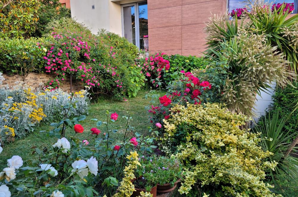 Rumelifeneri'nde Prestijli Sitede 5+2 Tripleks Villa