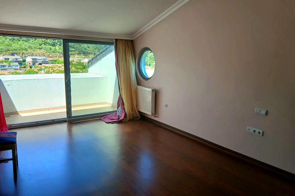 Rumelifeneri'nde Prestijli Sitede 5+2 Tripleks Villa