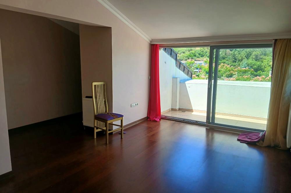 Rumelifeneri'nde Prestijli Sitede 5+2 Tripleks Villa