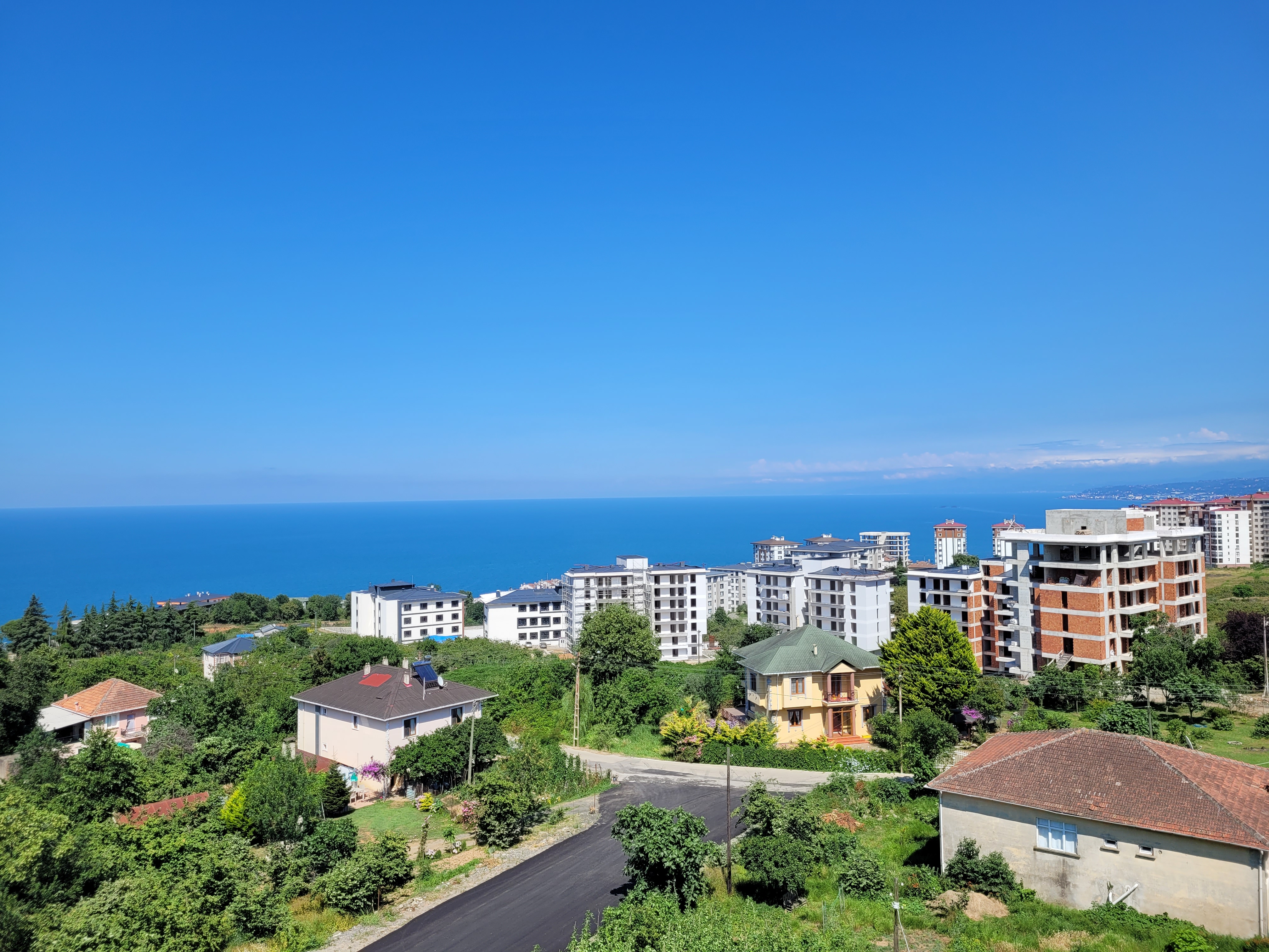 YALINCAKTA ÖZEL KONUMU VE EŞSİZ MANZARASIYLA 3+1 SATILIK DAİRE 