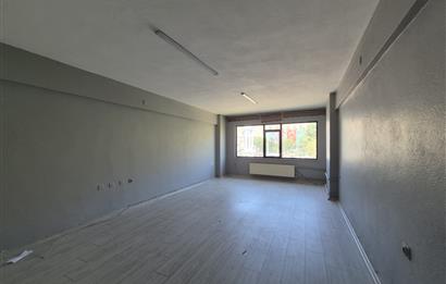 C21 Cius; Gemlik Batum İş Merkezi'nde Meydana Cepheli 24 m² Kiralık Ofis