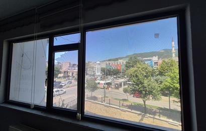 C21 Cius; Gemlik Batum İş Merkezi'nde Meydana Cepheli 24 m² Kiralık Ofis