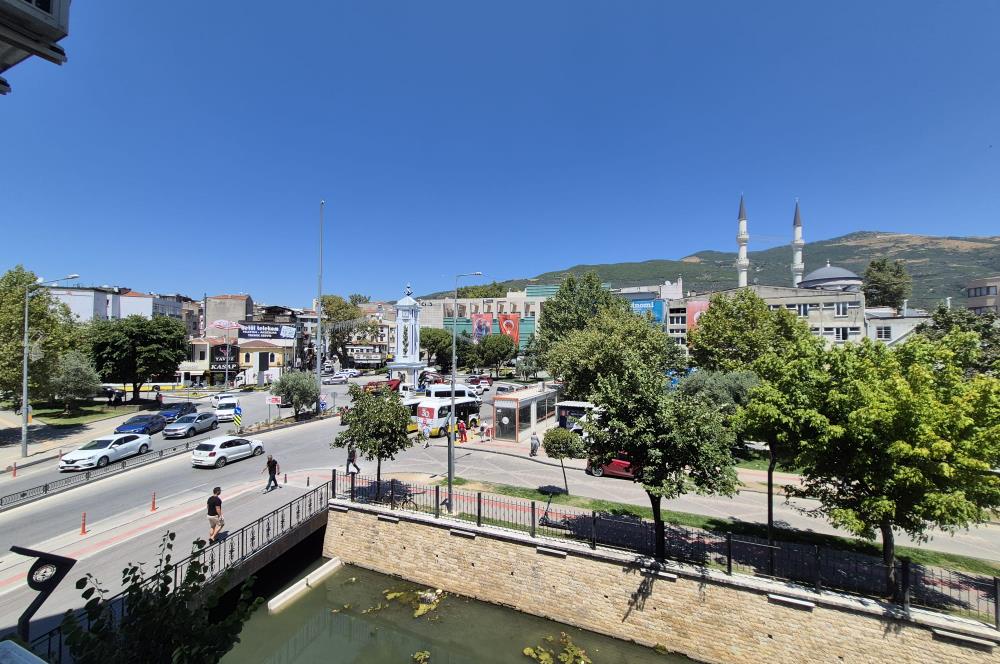 C21 Cius; Gemlik Batum İş Merkezi'nde Meydana Cepheli 24 m² Kiralık Ofis