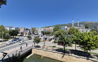 C21 Cius; Gemlik Batum İş Merkezi'nde Meydana Cepheli 24 m² Kiralık Ofis