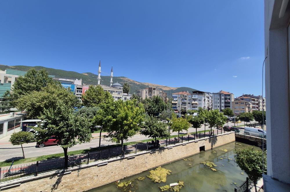 C21 Cius; Gemlik Batum İş Merkezi'nde Meydana Cepheli 24 m² Kiralık Ofis