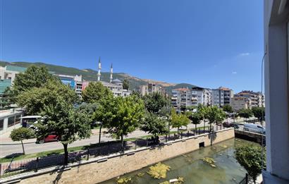 C21 Cius; Gemlik Batum İş Merkezi'nde Meydana Cepheli 24 m² Kiralık Ofis