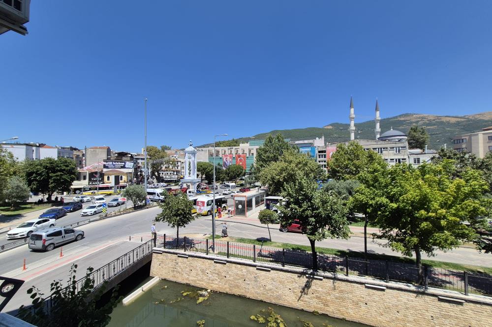 C21 Cius; Gemlik Batum İş Merkezi'nde Meydana Cepheli 24 m² Kiralık Ofis