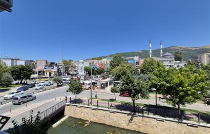 C21 Cius; Gemlik Batum İş Merkezi'nde Meydana Cepheli 24 m² Kiralık Ofis