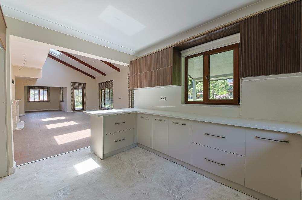 Sapanca Kırkpınar 6+1 425 net Site İçerisinde Lüks Villa