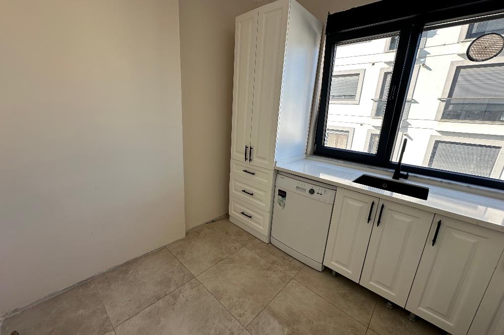https://www.sahibinden.com/ilan/emlak-konut-satilik-goztepe-minibus-caddesi-ne-1-dk-yeni-bos-3-plus1-1327963270/detay