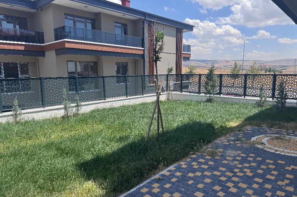 Eymir Mah. Paradise Sitesi Geniş Bahçeli Köşe Daire 1+1 Kiralık