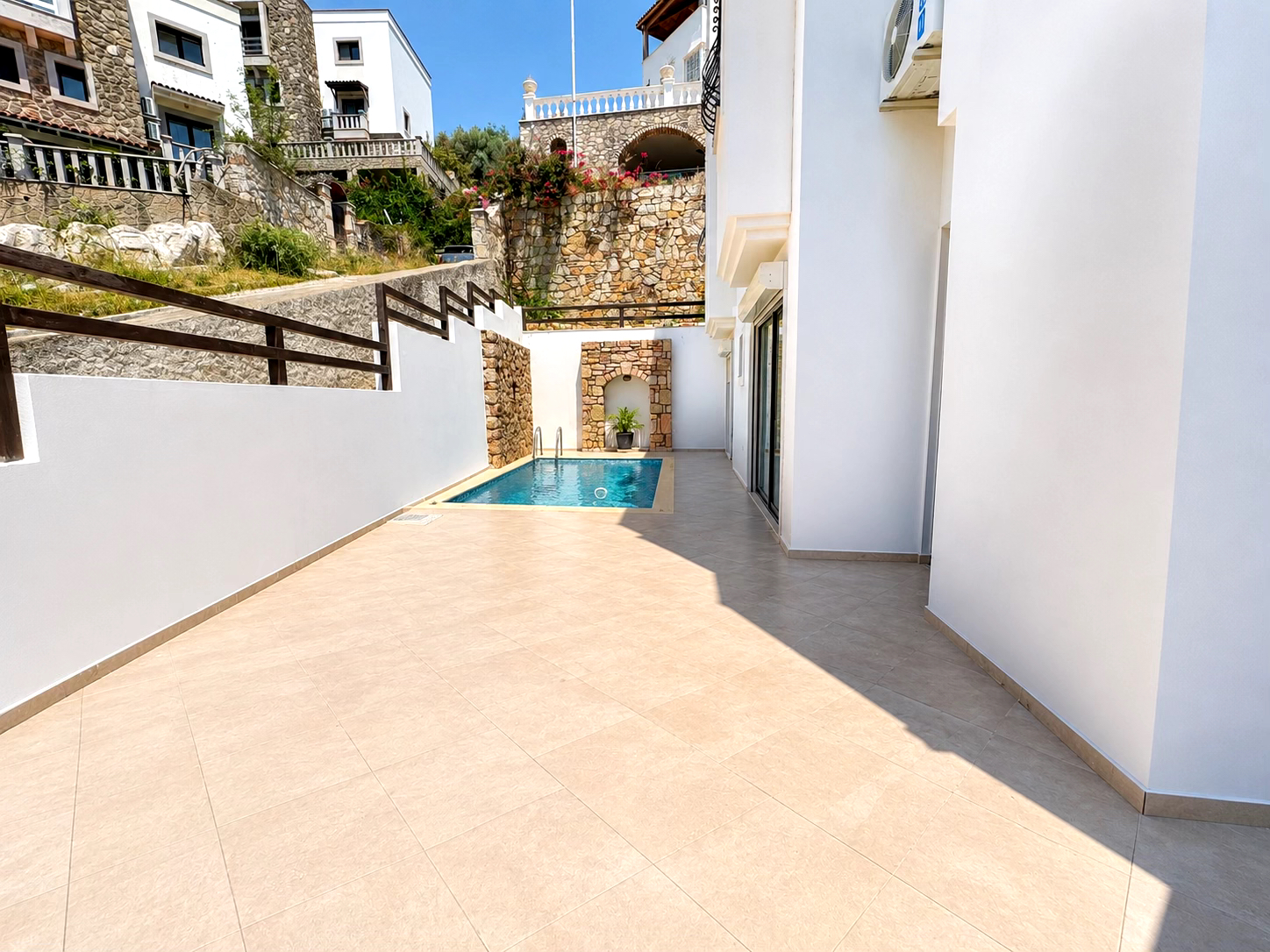 Bodrum Kumbahçe'de Özel Havuzlu Otoparklı Şömineli 2+1 Satılık Daire