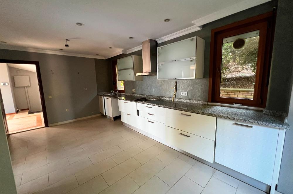 Boğaz Manzaralı Müstakil Havuzlu 6+2 Satılık Villa