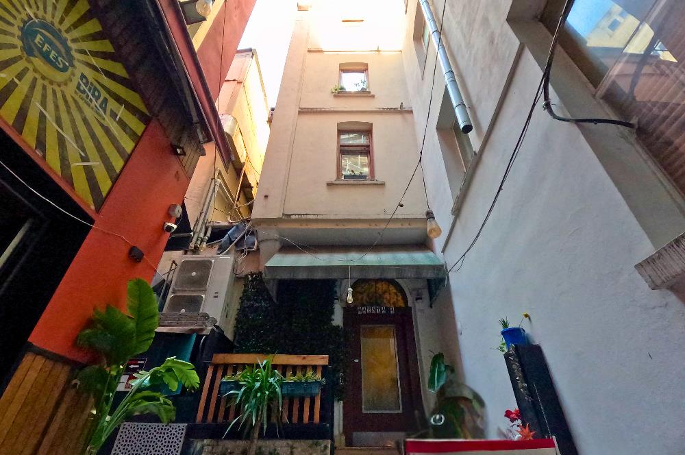 İSTİKLAL CADDESİ'NDE TARİHİN KALBİNDE SATILIK BİNA