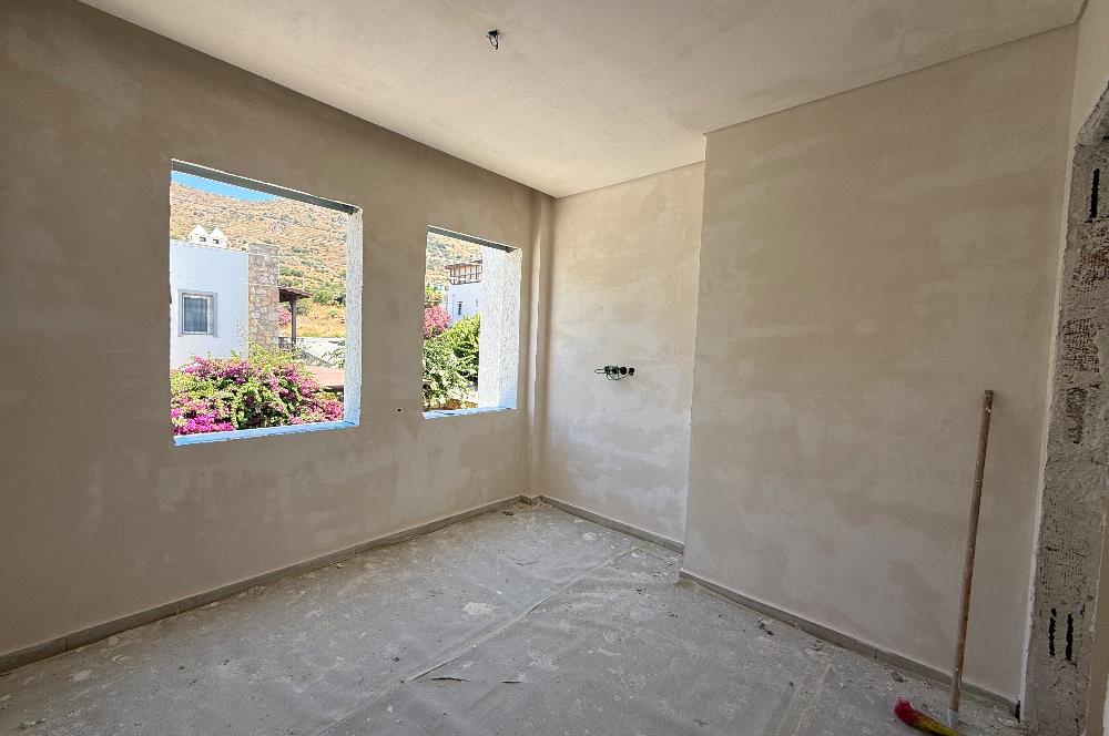 Bodrum Turgutreis Yalı Mevkii Satılık Denize Sıfır Havuzlu Site İçinde Yeni Daire ve Dubleksler