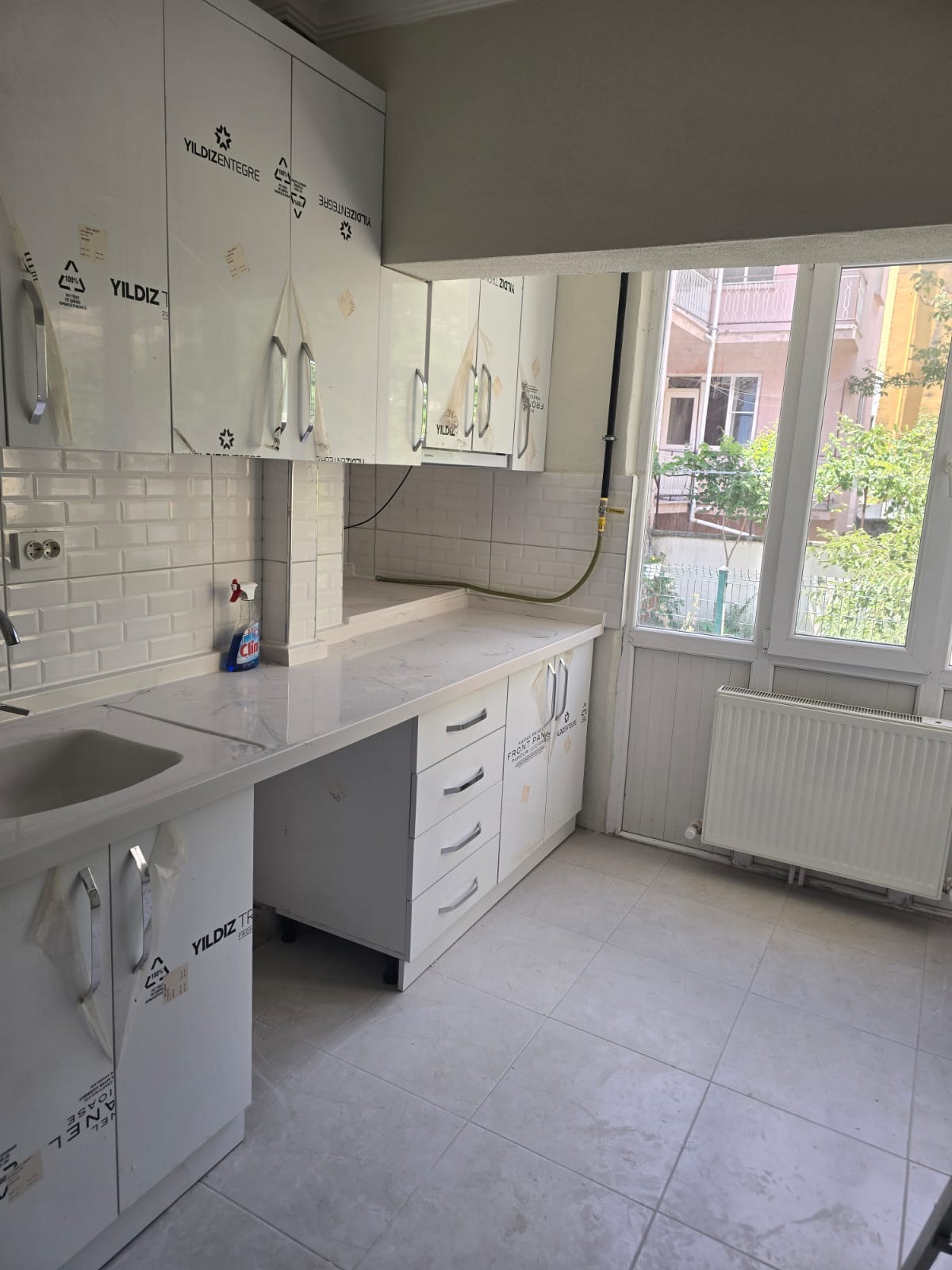 CENTURY 21 BAL GAYRİMENKUL'DEN EŞYASIZ İÇİ YENİLENMİŞ  2+1 ARAKAT DAİRE