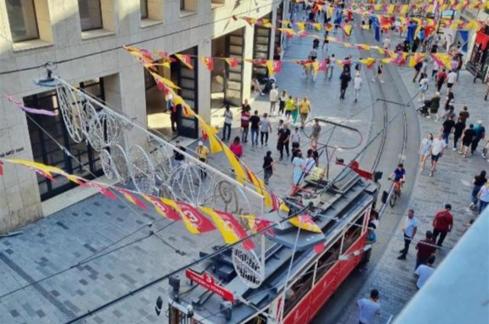 İSTİKLAL CADDESİ'NDE TARİHİN KALBİNDE SATILIK BİNA