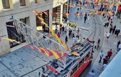 İSTİKLAL CADDESİ'NDE TARİHİN KALBİNDE SATILIK BİNA