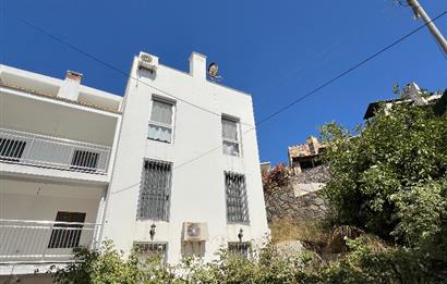 Kumbahçe Manastır Evleri'nde Deniz Manzaralı 3+1 Tripleks