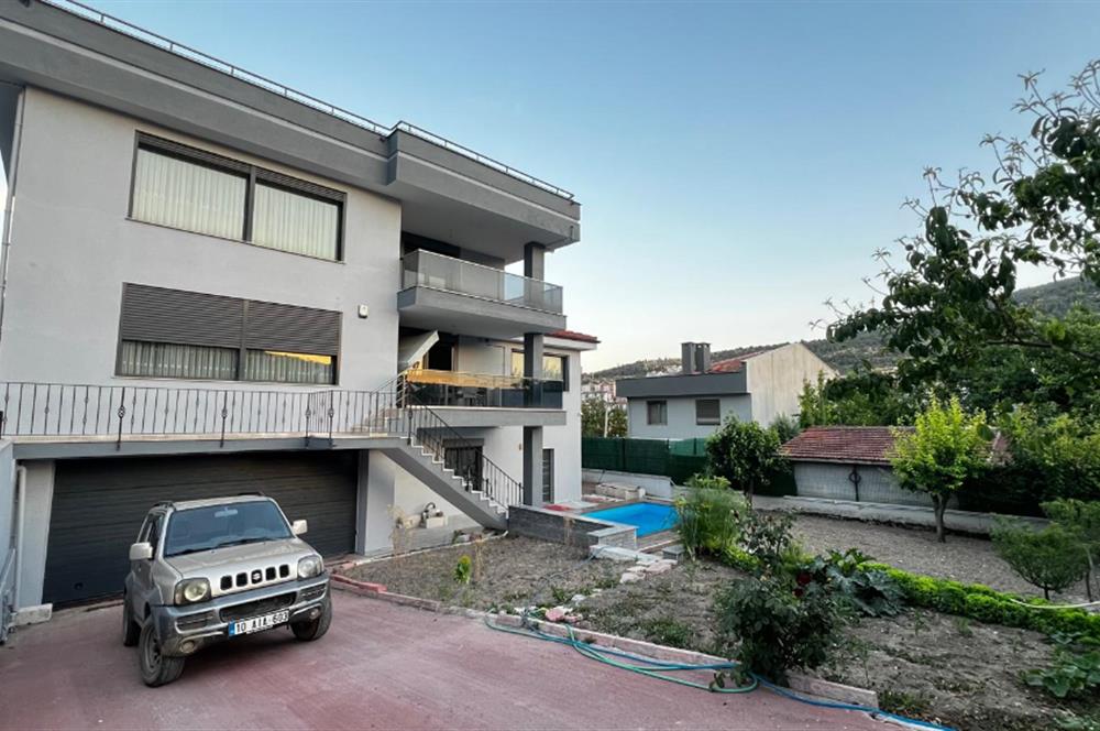 642 m2 ARSA İÇİNDE ÖZEL HAVUZLU TERASLI 6+1 SATILIK LÜKS VİLLA