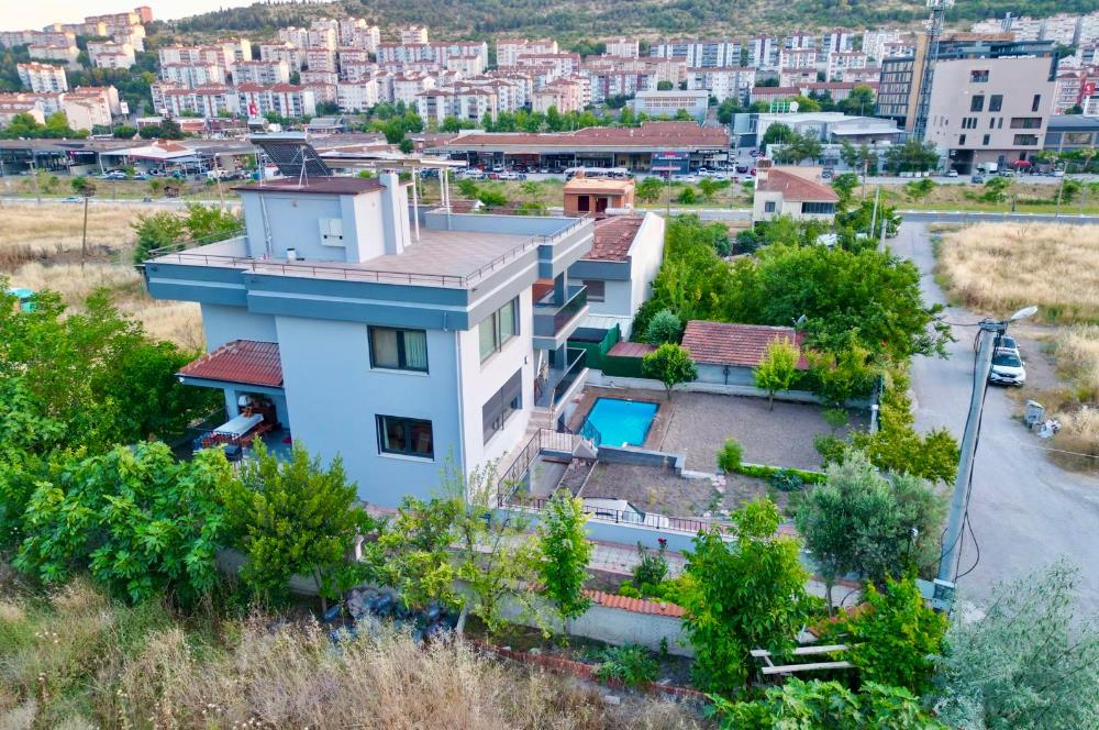 642 m2 ARSA İÇİNDE ÖZEL HAVUZLU TERASLI 6+1 SATILIK LÜKS VİLLA