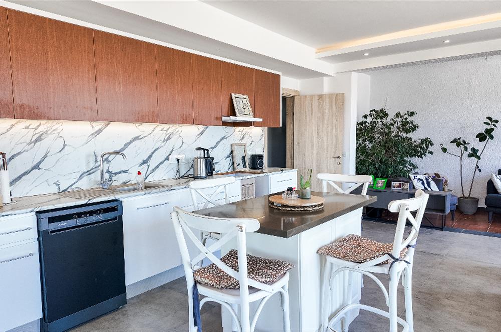 Kemikler'de Manzaralı 3+1 Dubleks Villa