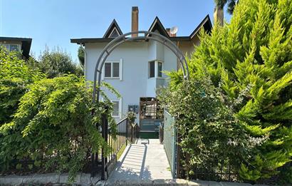 Doğa Manzaralı, Geniş Bahçeli, Ferah 4+2 Satılık Villa