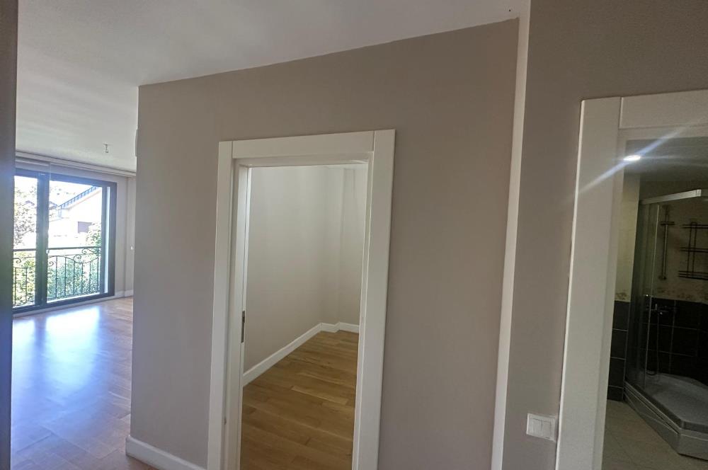 Zekeriyaköy'de Site İçinde Muhteşem 6+1 İkiz Villa