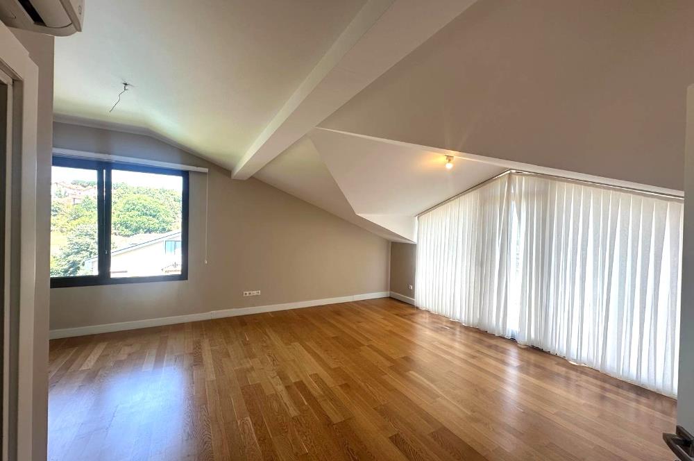 Zekeriyaköy'de Site İçinde Muhteşem 6+1 İkiz Villa