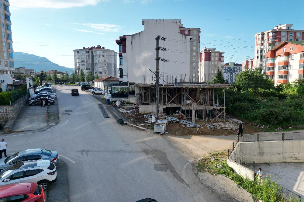 CENTURY 21'DEN ŞAHİNCİLİ MAHALLESİNDE TOPRAKTAN SATILIK PRESTİJLİ İŞ YERİ !
