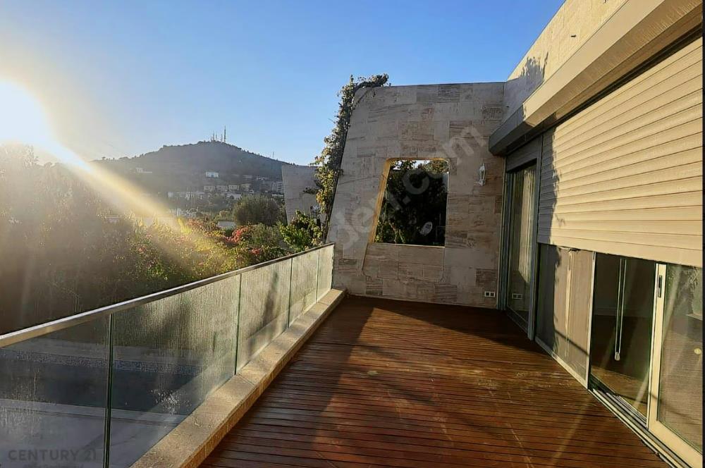 Kale ve Deniz Manzaralı Yıllık Kiralık 4,5+1 Daire