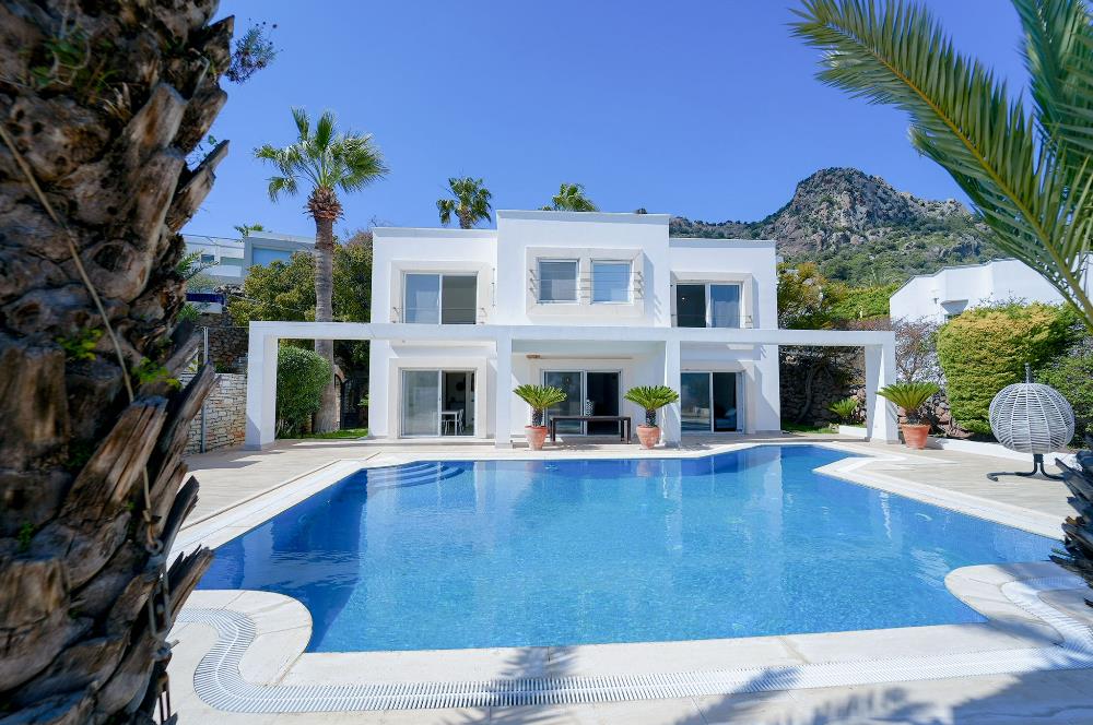 Türkbükü'nde Satılık Deniz Manzaralı Özel Havuzlu Villa