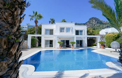 Türkbükü'nde Satılık Deniz Manzaralı Özel Havuzlu Villa
