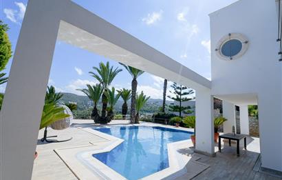 Türkbükü'nde Satılık Deniz Manzaralı Özel Havuzlu Villa