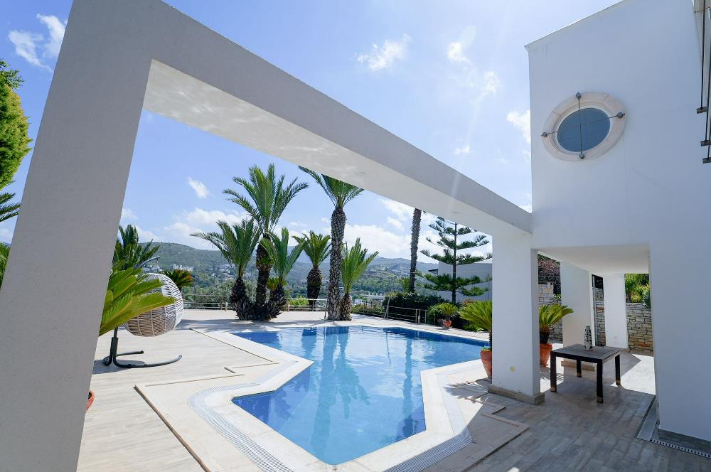 Türkbükü'nde Satılık Deniz Manzaralı Özel Havuzlu Villa