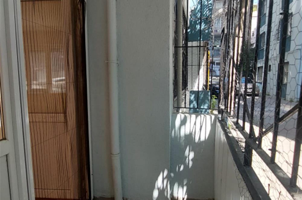 Bornova Gençlik Caddesi'nde 3+1 Satılık Daire