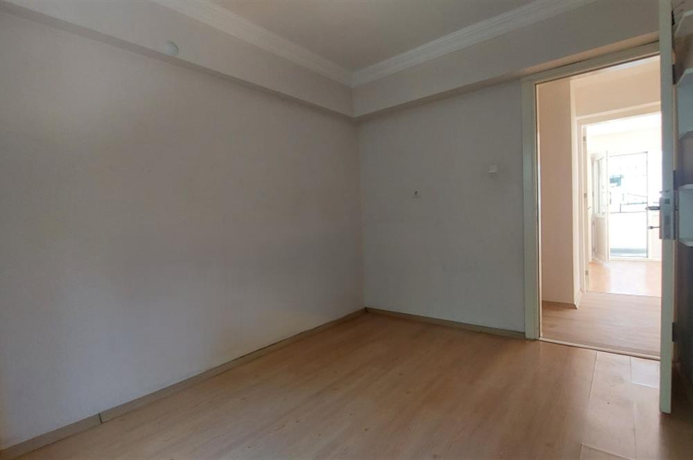 Bornova Gençlik Caddesi'nde 3+1 Satılık Daire