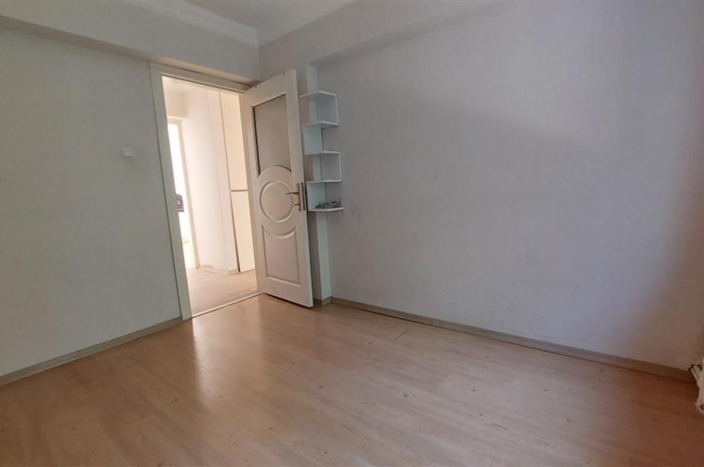 Bornova Gençlik Caddesi'nde 3+1 Satılık Daire