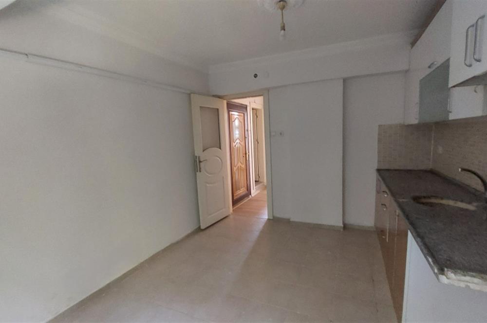 Bornova Gençlik Caddesi'nde 3+1 Satılık Daire