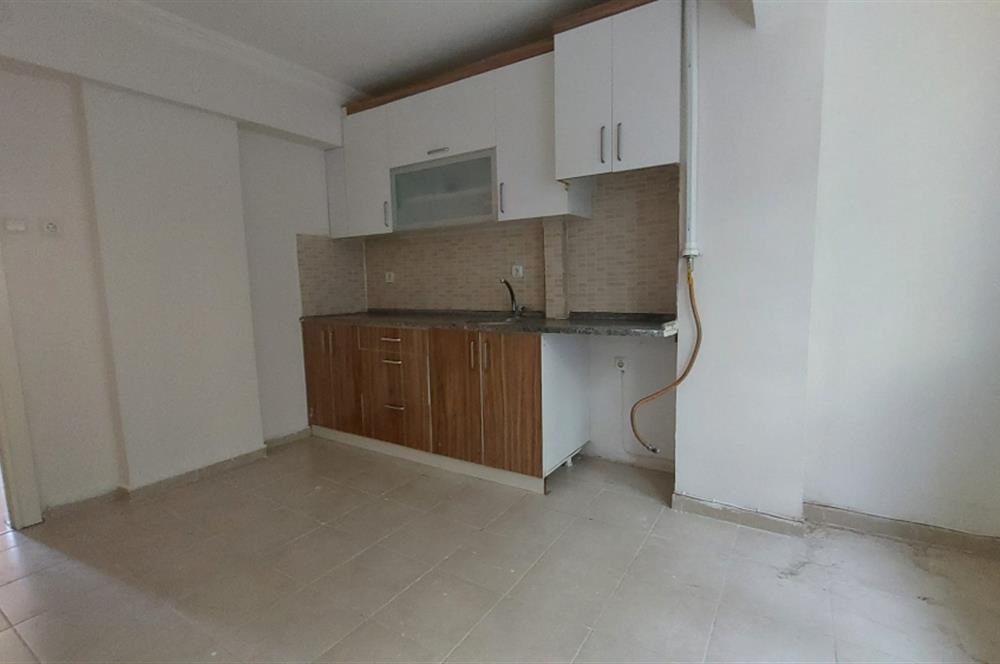 Bornova Gençlik Caddesi'nde 3+1 Satılık Daire