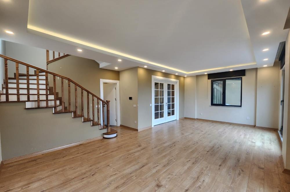 Zekeriyaköy'de Yeni Sitede Kiralık Villa