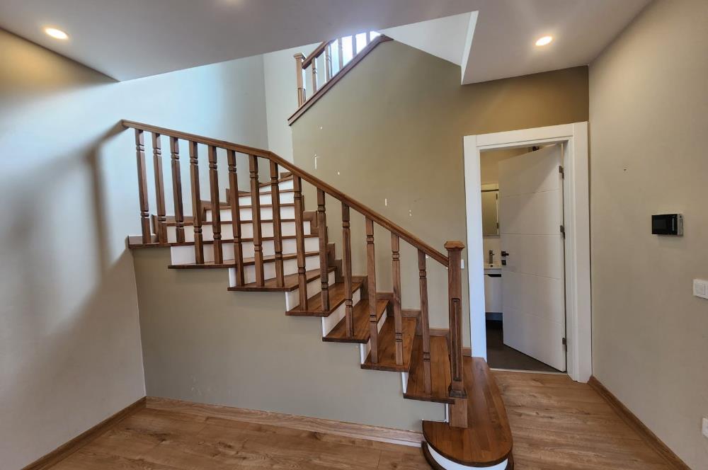 Zekeriyaköy'de Yeni Sitede Kiralık Villa