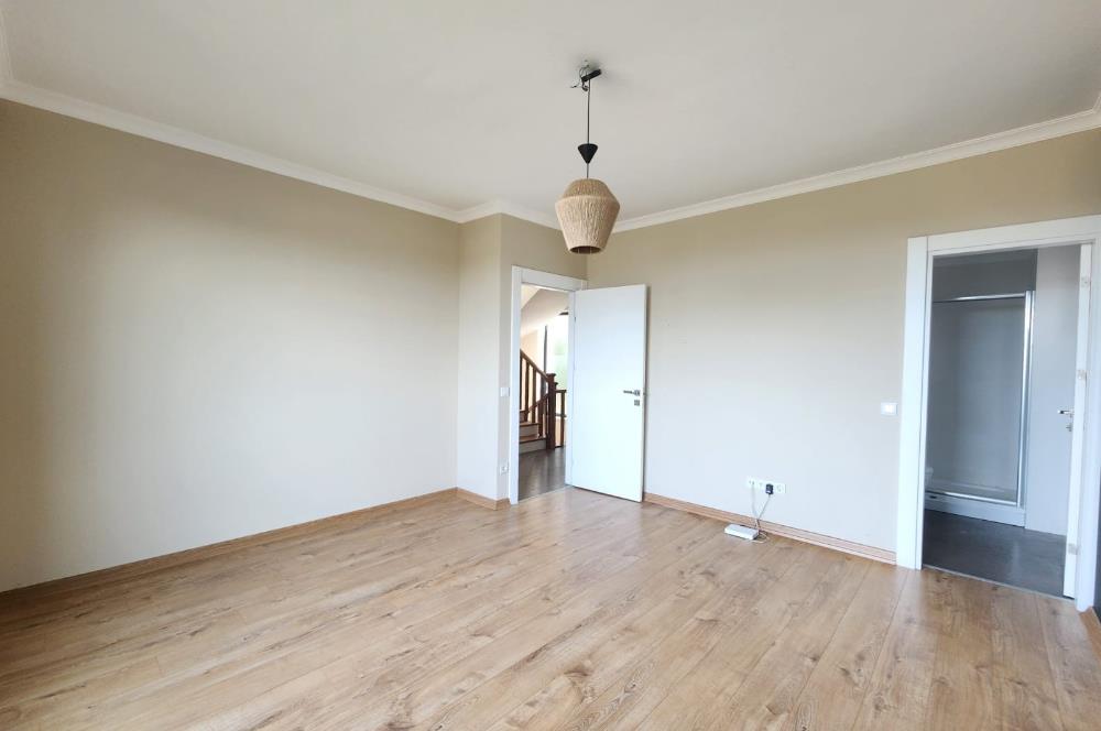 Zekeriyaköy'de Yeni Sitede Kiralık Villa