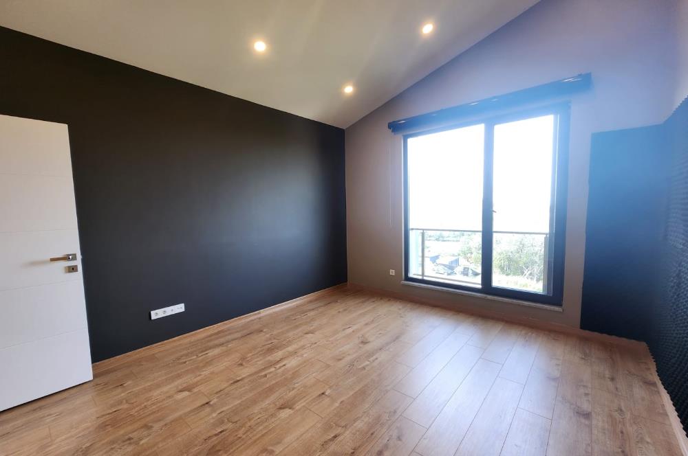 Zekeriyaköy'de Yeni Sitede Kiralık Villa