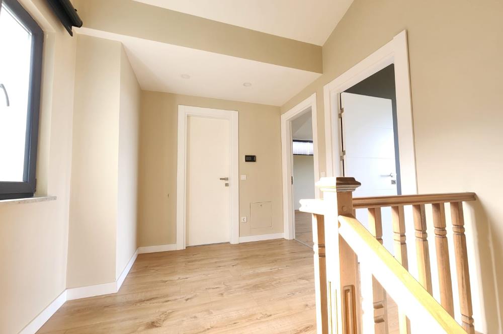 Zekeriyaköy'de Yeni Sitede Kiralık Villa
