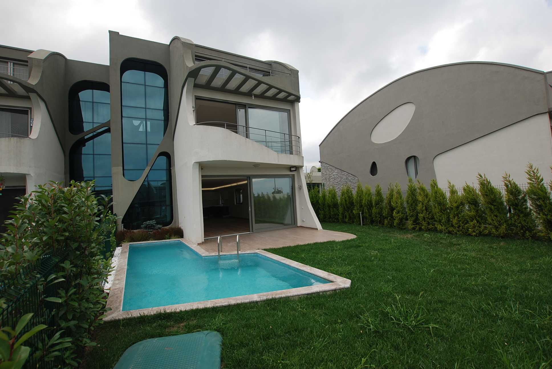 Zekeriyaköy Parkone Sitesi'nde Satılık Havuzlu Tripleks Villa