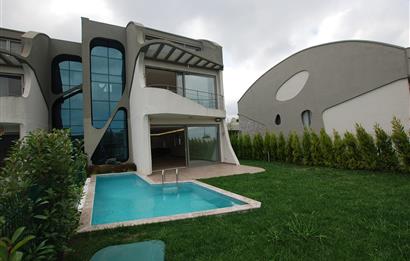Zekeriyaköy Parkone Sitesi'nde Satılık Havuzlu Tripleks Villa