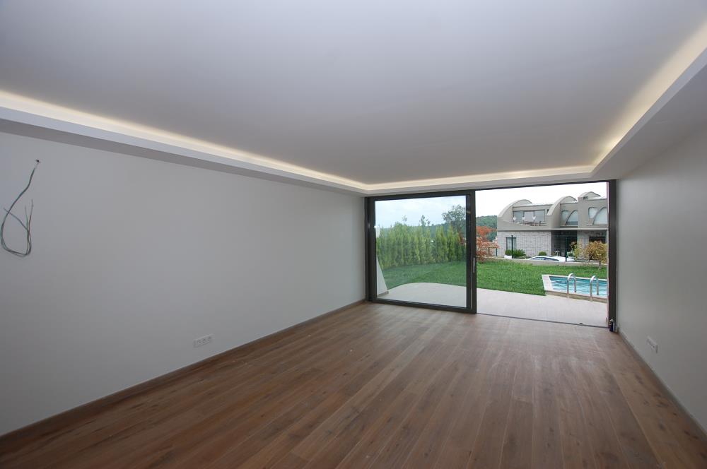 Zekeriyaköy Parkone Sitesi'nde Satılık Havuzlu Tripleks Villa