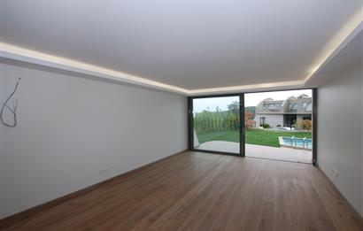Zekeriyaköy Parkone Sitesi'nde Satılık Havuzlu Tripleks Villa